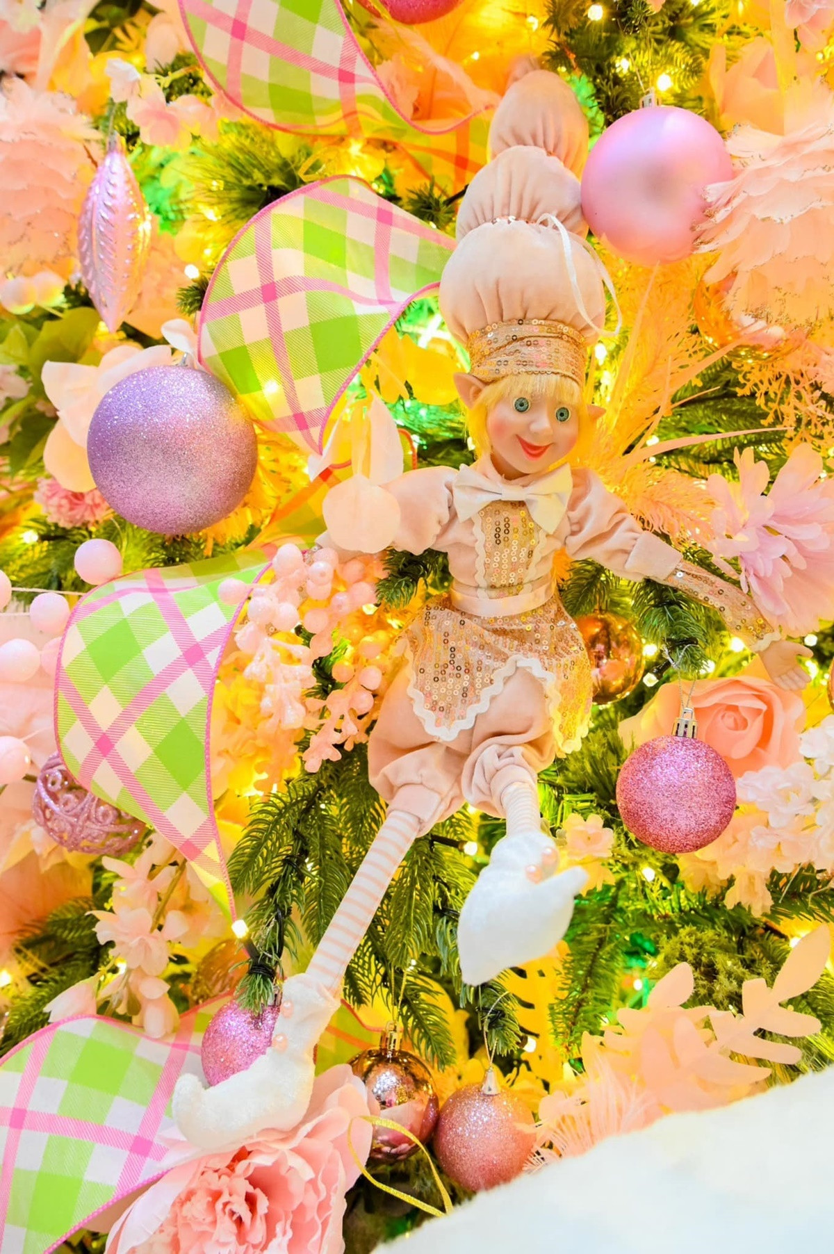 Dù năm nào cũng trang trí, song ca sĩ Đàm Vĩnh Hưng khẳng định không bao giờ dùng lại đồ cũ. Ảnh: FBNV