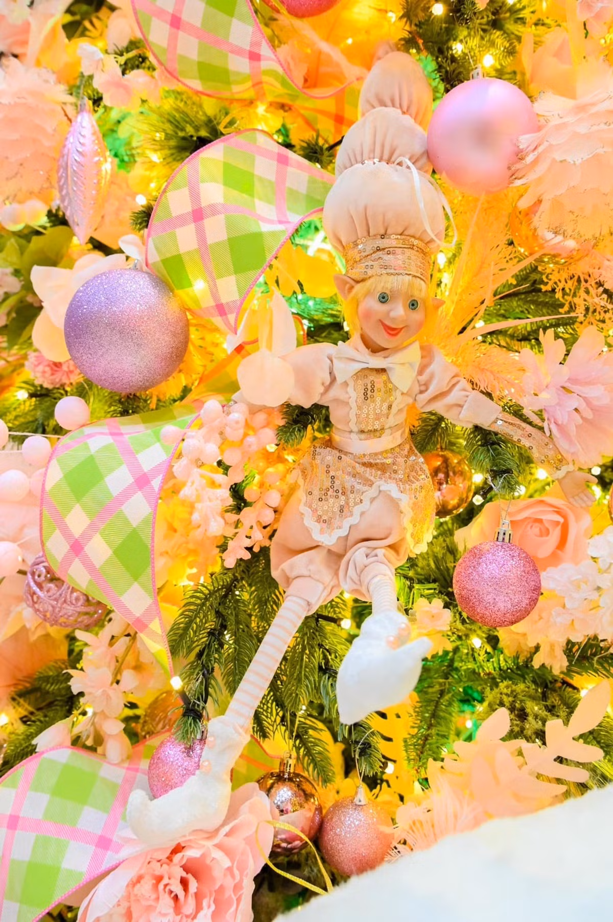 Dù năm nào cũng trang trí, song ca sĩ Đàm Vĩnh Hưng khẳng định không bao giờ dùng lại đồ cũ. Ảnh: FBNV