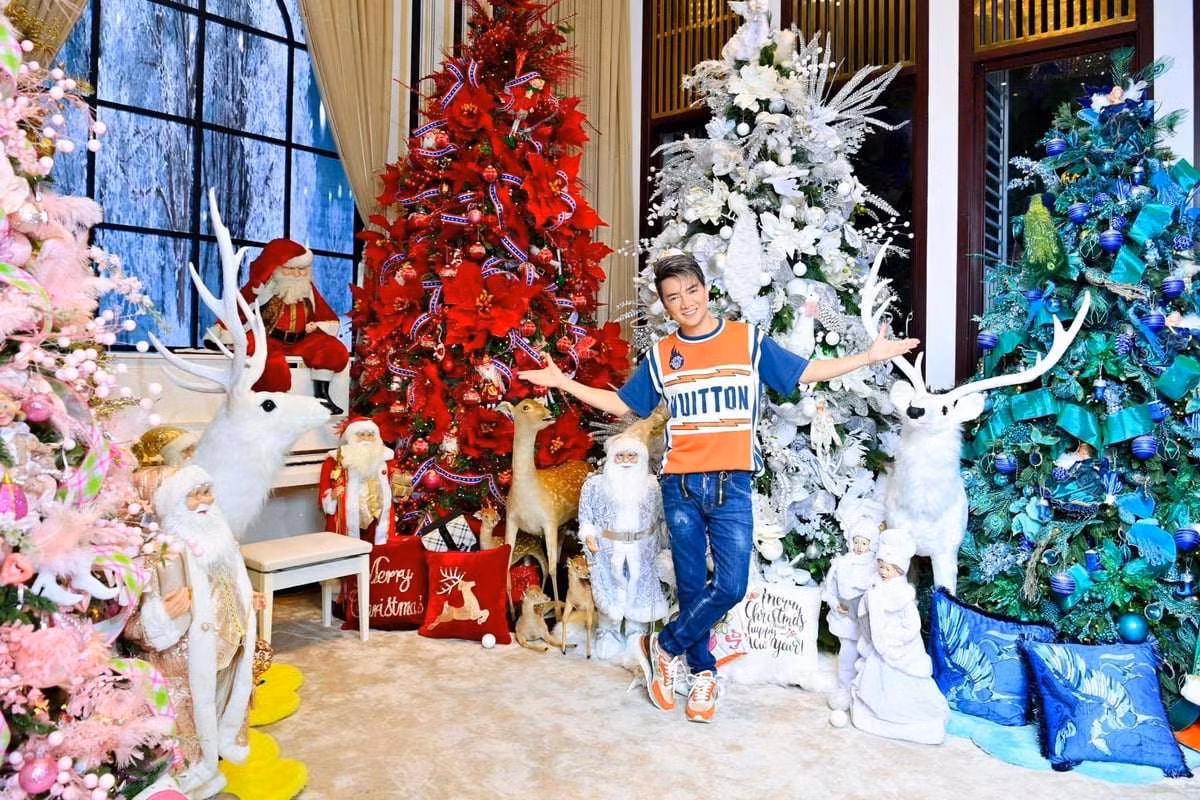 Năm nào cũng vậy, Đàm Vĩnh Hưng rất hào hứng trang trí Giáng sinh cho cho căn biệt thự. Ảnh: FBNV
