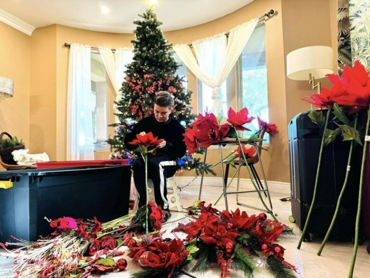 Nam ca sĩ mua nguyên vật liệu và tự tay trang trí cho không gian sống. Ảnh chụp màn hình