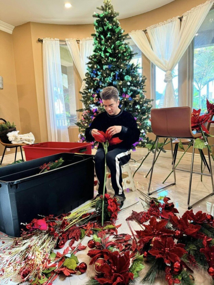 Dù mới tháng 11 nhưng ca sĩ Đàm Vĩnh Hưng đã trang hoàng không khí Giáng sinh cho căn biệt thự tại Mỹ. Ảnh chụp màn hình