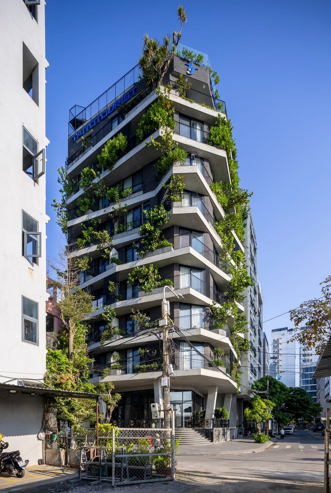 Nằm giữa ngã tư đường, ngôi nhà toát lên vẻ hùng vĩ trái ngược với quy mô của nó. Ảnh: Triệu Chiến