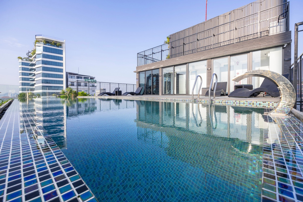 Bên ngoài tòa nhà còn có bể bơi lớn. Ảnh: Triệu Chiến