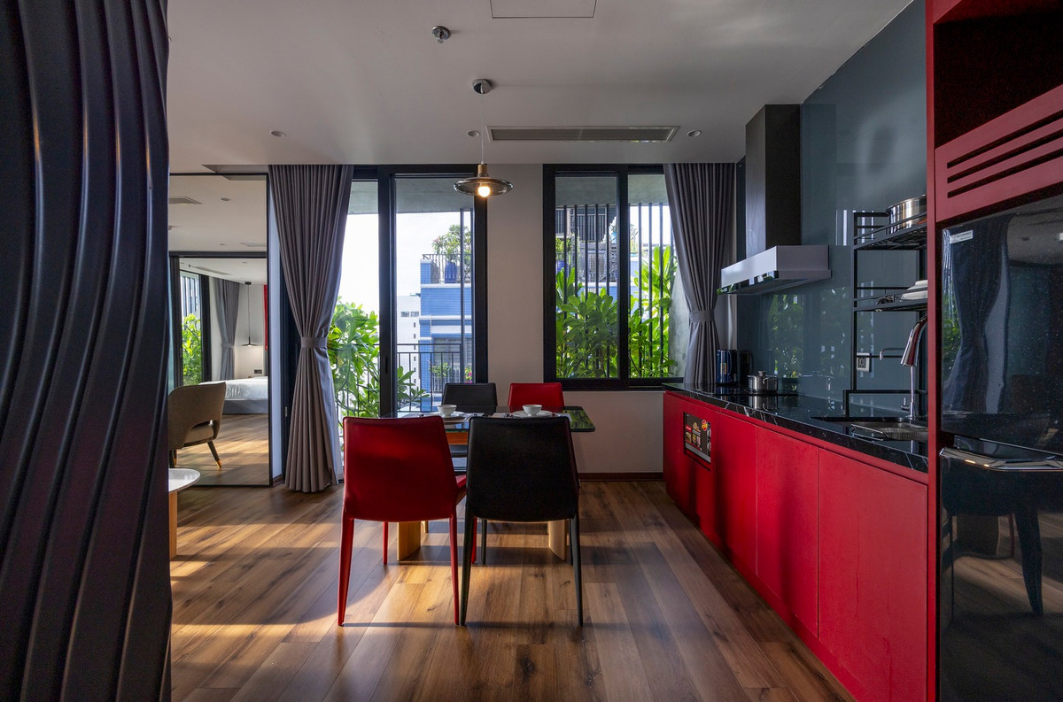 Khu bếp nổi bật bới gam màu đỏ và tràn ngập ánh sáng. Ảnh: Triệu Chiến