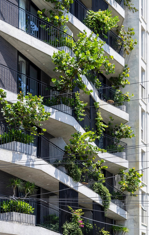 Điểm nhấn kiến trúc của tòa nhà là các ban công được thiết kế ngẫu nhiên, thay đổi từ tầng này sang tầng khác và kết hợp với cây xanh, tạo nên vẻ ngoài độc đáo và nổi bật. Ảnh: Triệu Chiến