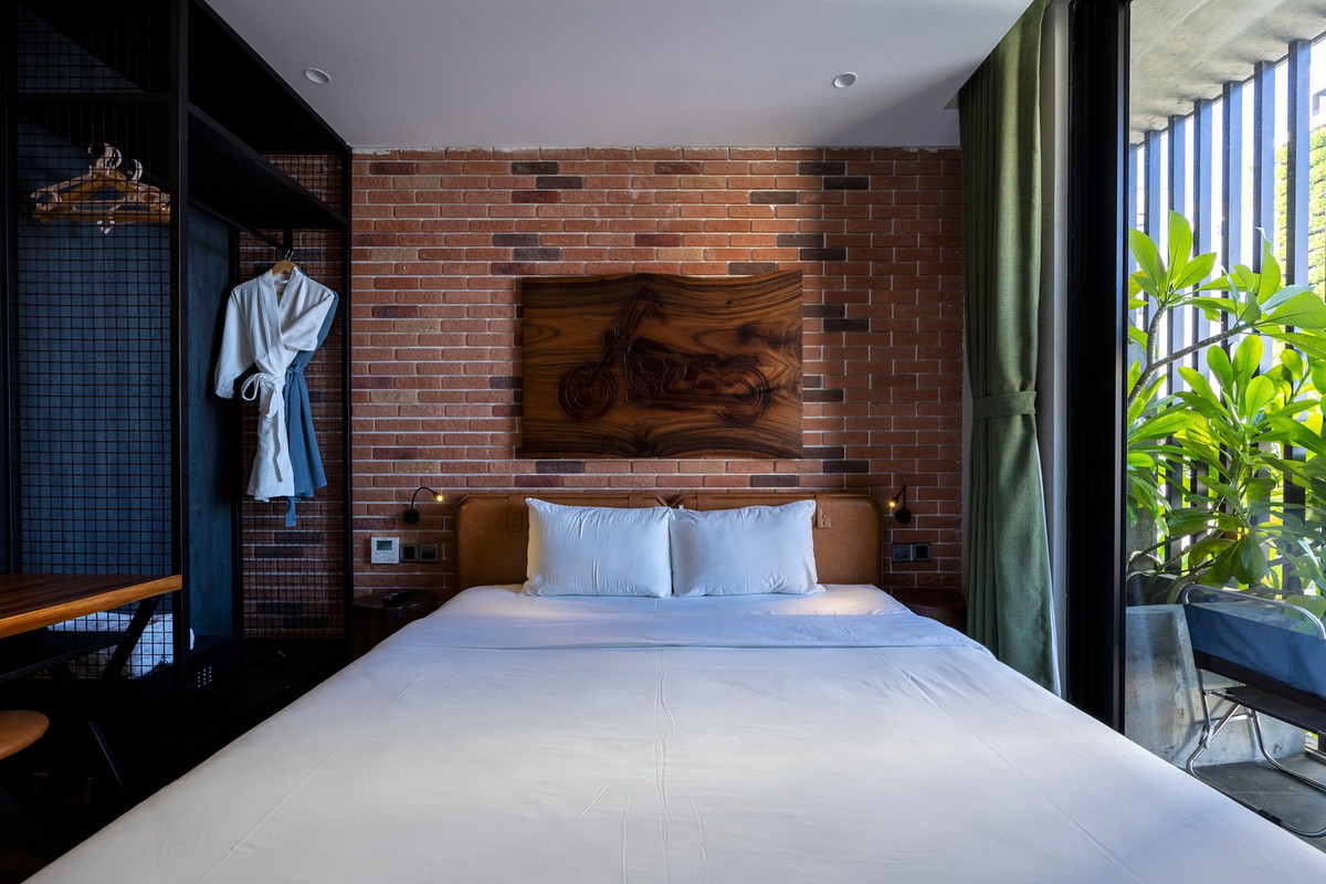 Vật liệu và màu sắc được sử dụng trong kiến trúc được pha trộn khéo léo, hài hòa các yếu tố tự nhiên tại địa phương như bê tông thô, đá và gỗ với các vật liệu hiện đại hơn như gạch công nghiệp. Ảnh: Triệu Chiến