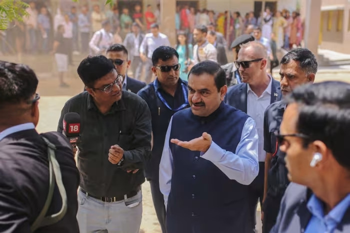 Tuy nhiên, tỷ phú Ấn Độ đã mất hàng chục tỷ đô la tài sản cá nhân vào năm 2023 khi công ty bán khống Hindenburg Research công bố báo cáo cáo buộc Adani Group tham gia vào ”âm mưu thao túng cổ phiếu và gian lận kế toán trắng trợn trong nhiều thập kỷ”. Ảnh: WSJ