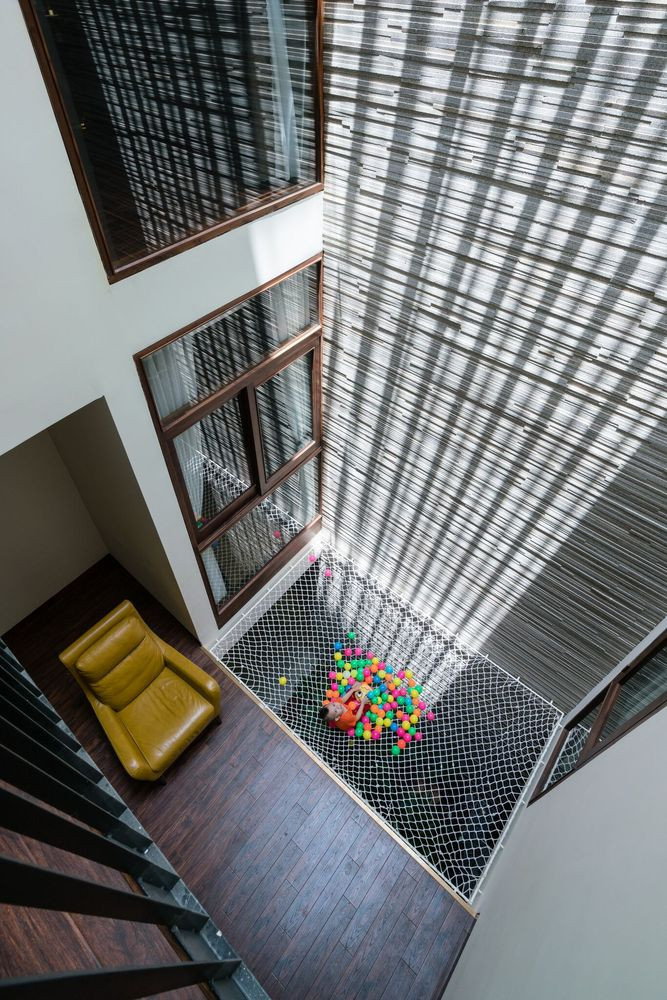 Khu vực trống được bố trí lưới cho trẻ em để trẻ em vui chơi. Ảnh: Quang Dam