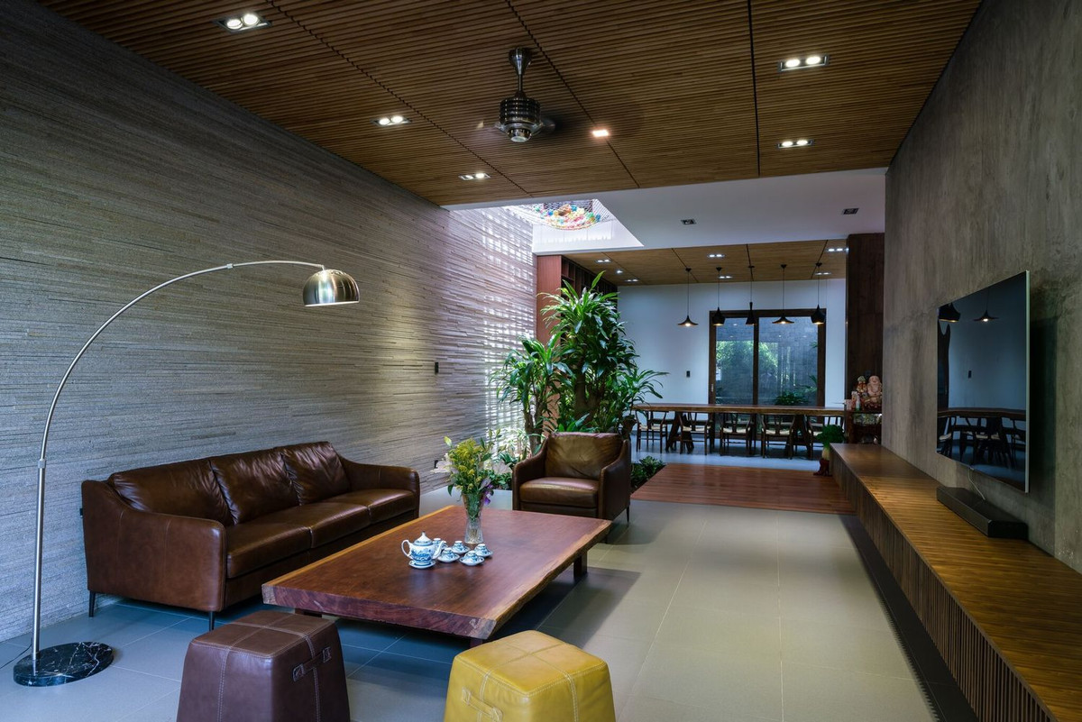 Thiết kế tập trung vào việc thiết lập lại không gian xanh, gara, phòng khách, bếp và phòng ăn ở tầng một. Ảnh: Quang Dam