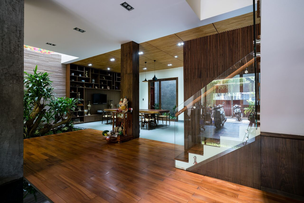 Cầu thang gỗ với lan can kính tạo vẻ đẹp sang trọng. Ảnh: Quang Dam