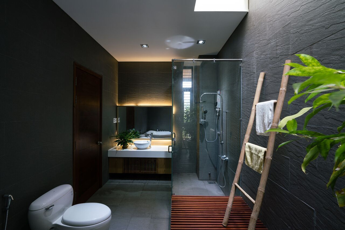 Phòng tắm được trang trí với cây xanh. Ảnh: Quang Dam