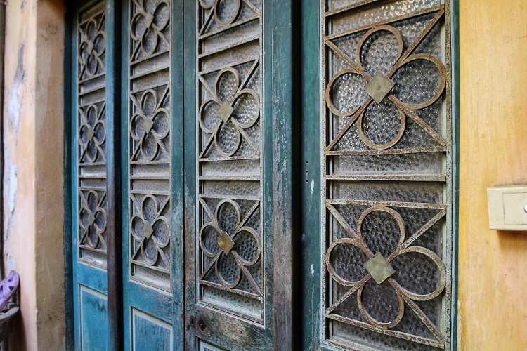 Những cánh cửa hơn 1 thế kỷ đến nay đã bạc màu song vẫn sử dụng tốt. Ảnh: Vietnamnet