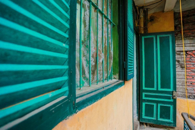 Có thể cuộc sống tại đây đông đúc, chật chội, nhiều người không thích, nhưng với ông An, ngôi nhà này còn hơn cả trỉ kỷ. Đó là kỷ vật của bố mẹ để lại, ông quyết không bao giờ bán. Ảnh: Vietnamnet