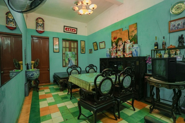 Nhà có dạng hình ống, với 3 tầng, chia làm 4 phần rõ rệt, bao gồm: mặt ngoài - giếng trời - hệ thống nhà ở - sân vườn. Những năm 1940 - 1950, tầng 1 được sử dụng làm nơi kinh doanh tơ lụa, bên trong làm nhà kho và nơi ở của nhân viên. Ảnh: Dân Việt