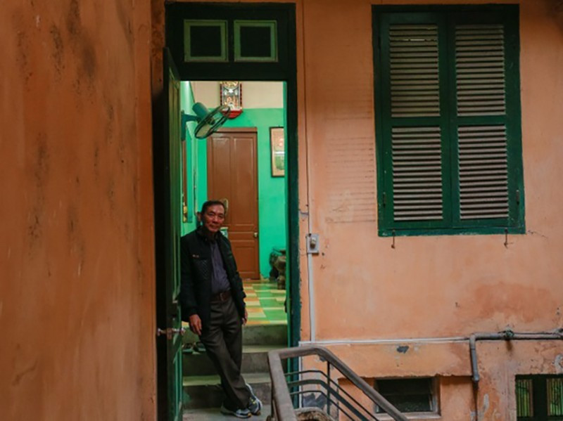 Bố mẹ ông Thái An thuộc thế hệ những thương lái đầu tiên kinh doanh và mở tiệm vải lớn nhất nhì phố hàng Đào. Hơn 40 năm trở về trước, gia đình ông Thái An nổi tiếng khắp Hà Nội nhờ tài kinh doanh giỏi và sở hữu căn nhà mặt đường, 3 tầng to nhất phố hàng Đào. Ảnh: Người đưa tin