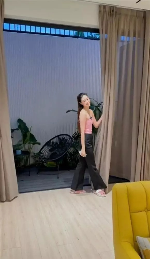 Căn nhà của Hoa hậu Khánh Vân nằm ở trung tâm TP HCM, được thiết kế theo phong cách tối giản, sử dụng gam màu trắng tinh tế. Ảnh chụp màn hình