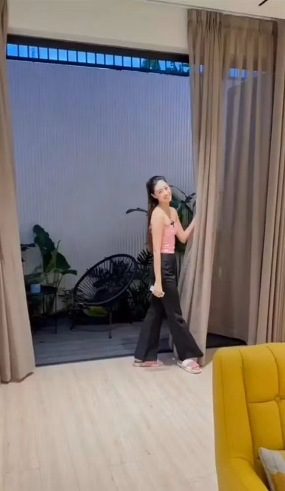 Căn nhà của Hoa hậu Khánh Vân nằm ở trung tâm TP HCM, được thiết kế theo phong cách tối giản, sử dụng gam màu trắng tinh tế. Ảnh chụp màn hình