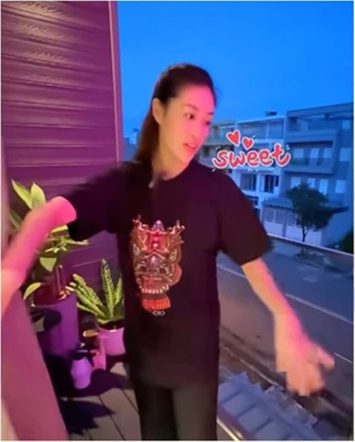 Ban công phòng ngủ có bàn ghế và một số cây xanh. Ảnh chụp màn hình