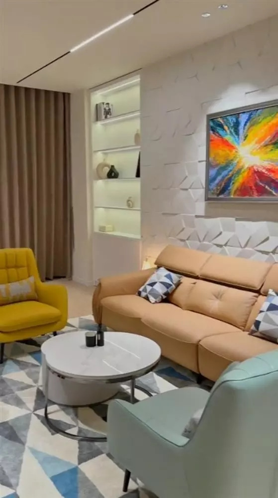 Phòng khách nổi bật với chiếc ghế màu vàng. Ảnh chụp màn hình