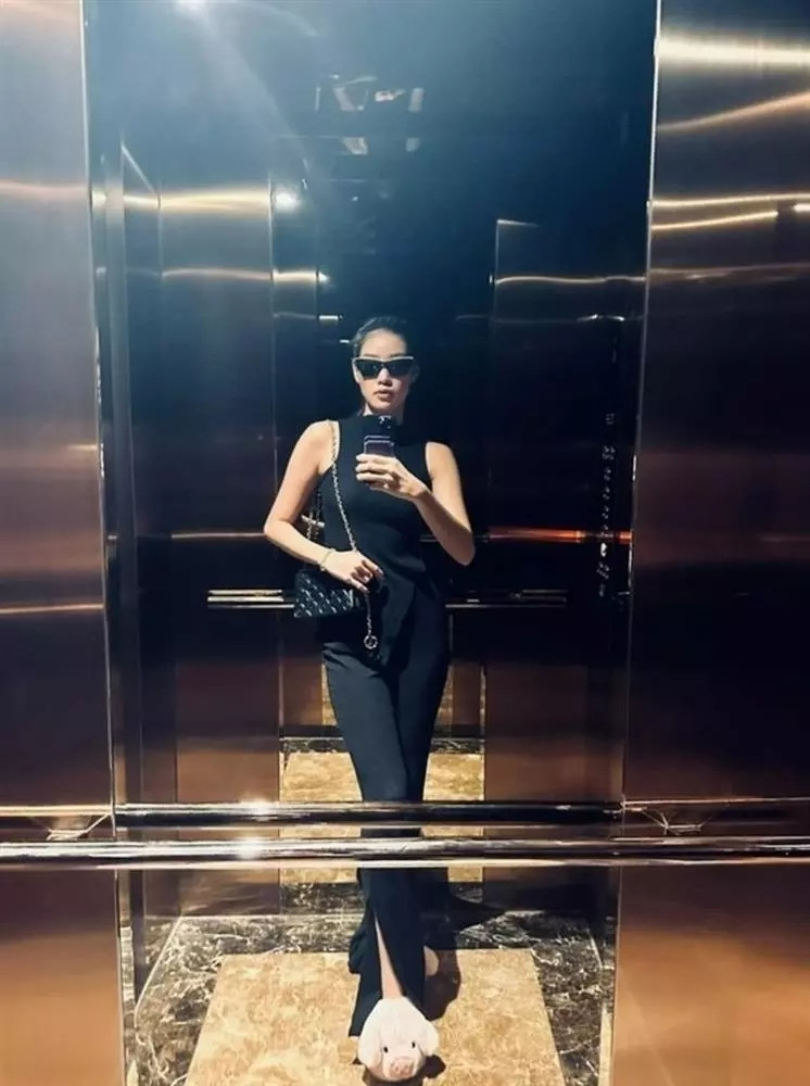 Căn nhà gồm 7 phòng ngủ và 3 nhà vệ sinh. Người đẹp còn cho lắp thang máy để di chuyển dễ dàng hơn. Ảnh chụp màn hình