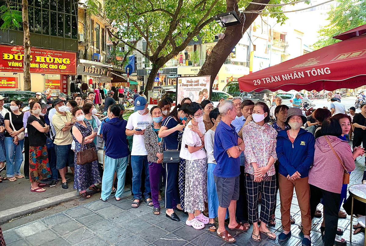 Xếp hàng dài cả ngày chờ tiệm vàng mở cửa bất thình lình Xep hang dai ca ngay cho tiem vang mo cua bat thinh linh