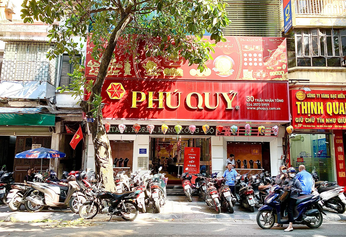 Xếp hàng dài cả ngày chờ tiệm vàng mở cửa bất thình lình - Hình 2 Xep hang dai ca ngay cho tiem vang mo cua bat thinh linh-Hinh-2