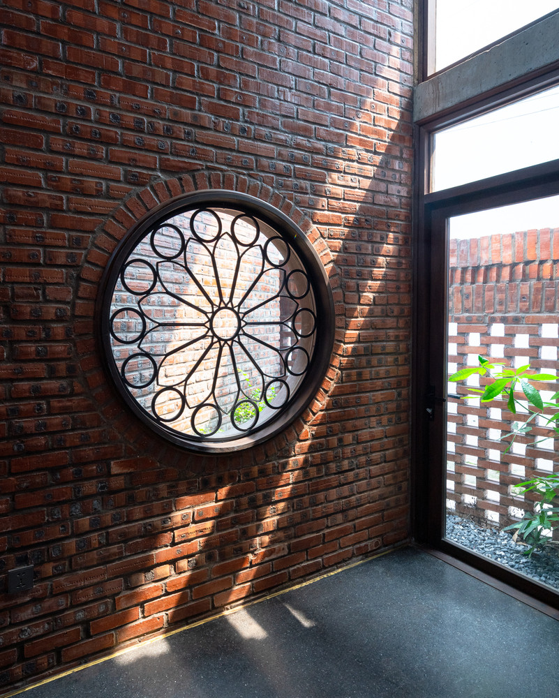 Không gian bên trong thoáng sáng nhờ các cửa sổ tròn cách điệu. Ảnh: Triệu Chiến