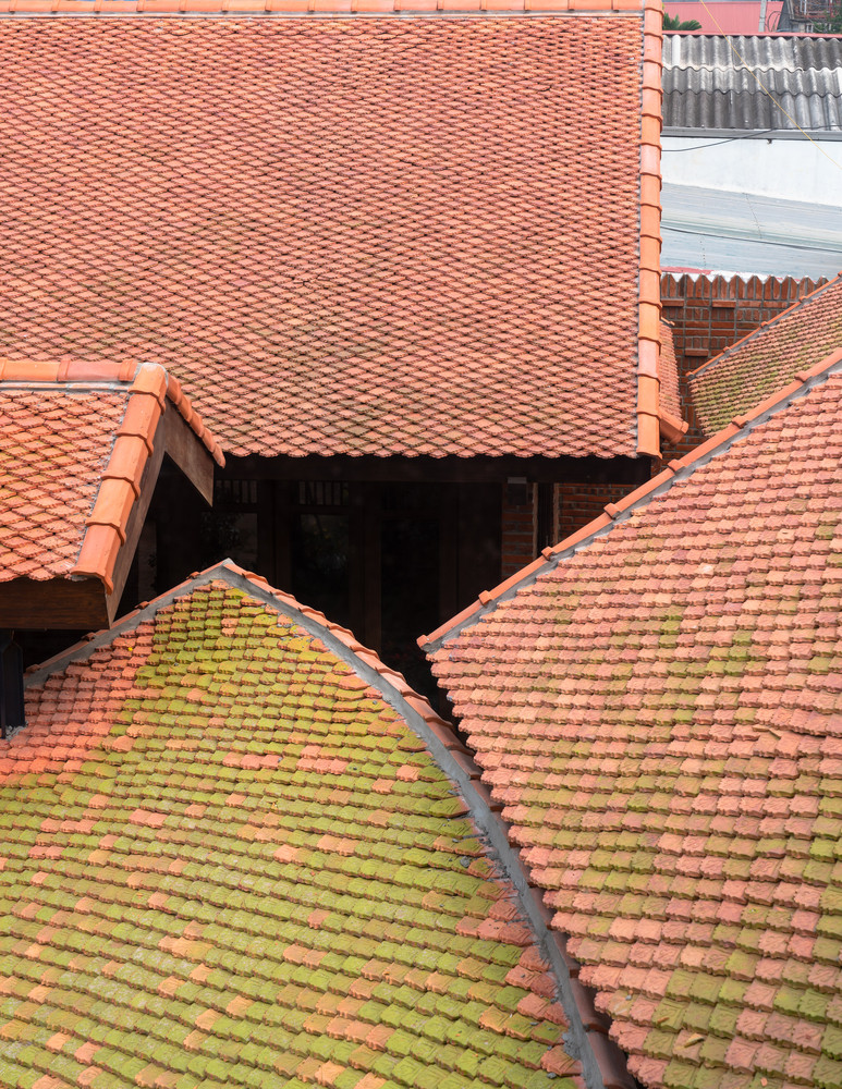 Các vật liệu truyền thống như gạch trần, ngói đỏ, gỗ được kết hợp vừa mang hơi hướng làng quê nhưng vẫn có nét mới lạ. Ảnh: Triệu Chiến