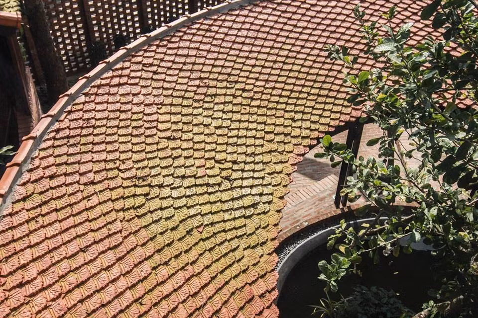 Ngói đỏ truyền thống mang đến sự thân thuộc, gần gũi trong không gian sống. Ảnh: Triệu Chiến