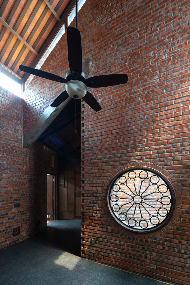 Gạch thô mộc mạc. Ảnh: Triệu Chiến