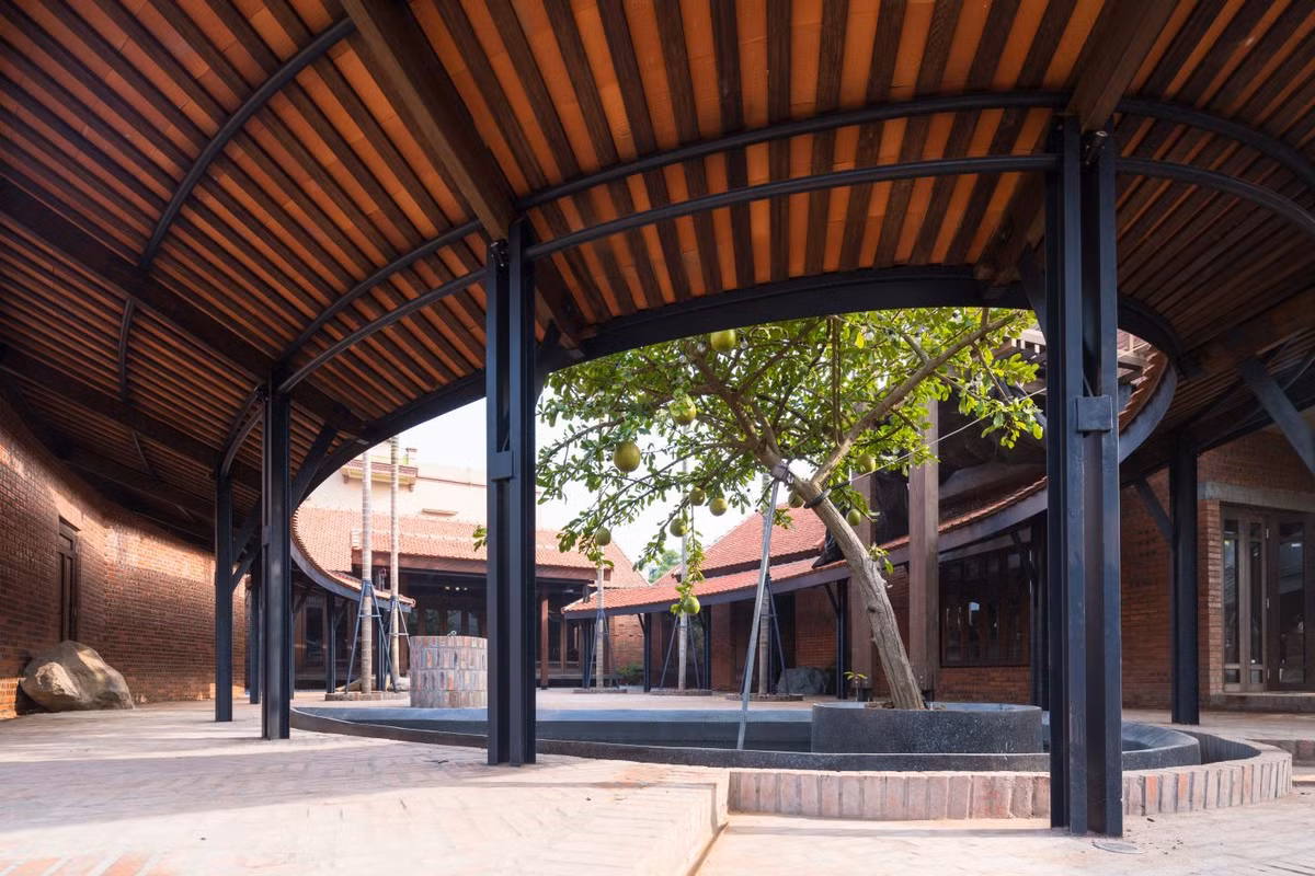 Sân trong hình elip đa hướng, đa trung tâm và mái hiên tạo ra sự kết nối mềm mại. Ảnh: Triệu Chiến