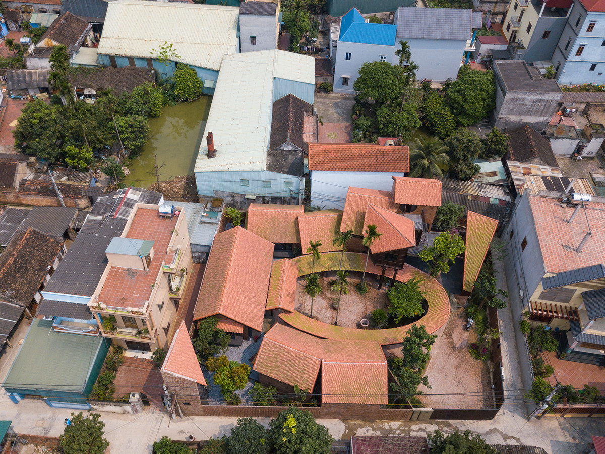 Tọa lạc tại xã Bắc Hồng, huyện Đông Anh, Hà Nội, ngôi nhà nằm trên khu đất hơn 700m2, từng đạt giải vàng kiến trúc năm 2018. Ảnh: Triệu Chiến