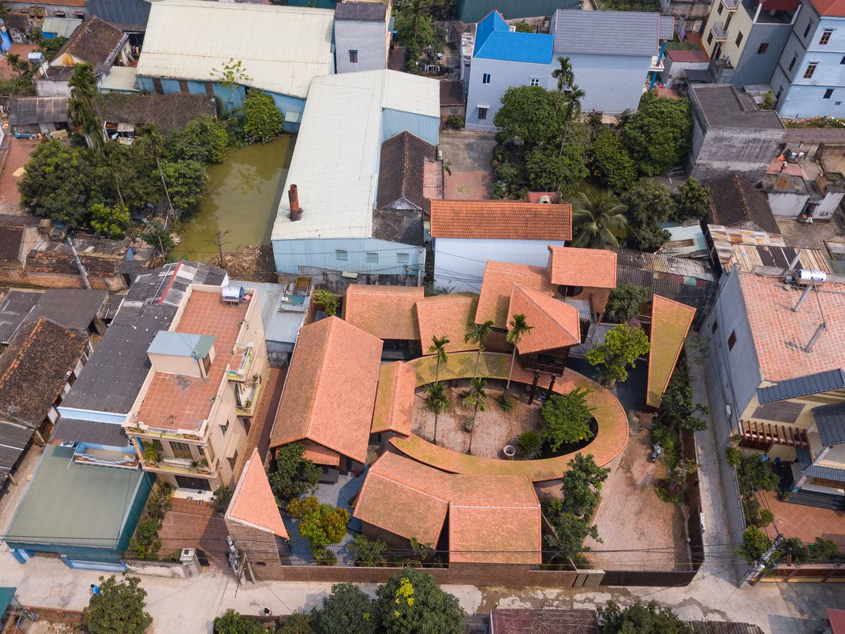 Tọa lạc tại xã Bắc Hồng, huyện Đông Anh, Hà Nội, ngôi nhà nằm trên khu đất hơn 700m2, từng đạt giải vàng kiến trúc năm 2018. Ảnh: Triệu Chiến