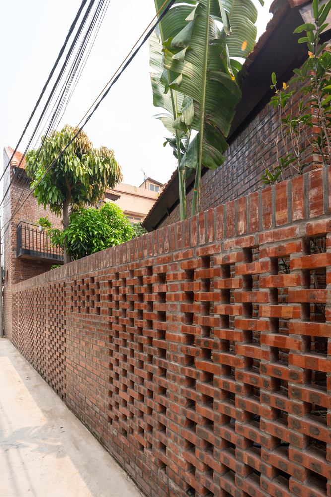 Bên ngoài căn nhà là hàng rào gạch được xây theo kiểu truyền thống. Ảnh: Triệu Chiến