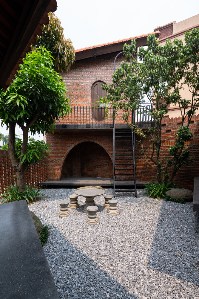 Sân được lát theo các mẫu khác nhau của những con đường làng cũ. Ảnh: Triệu Chiến