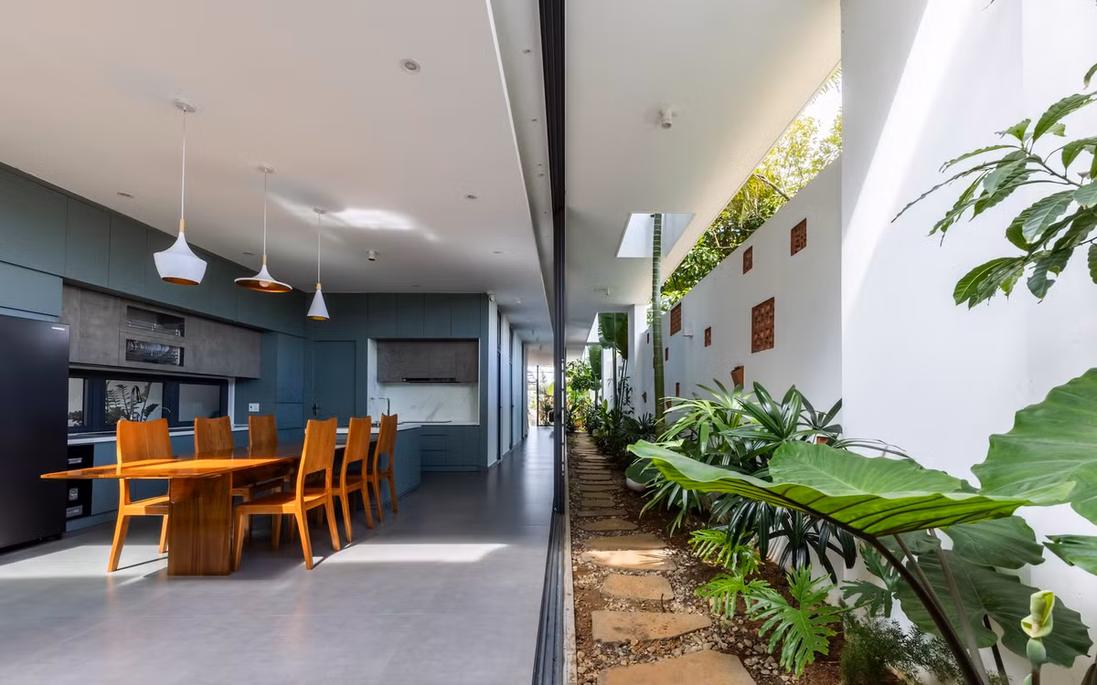 Khu vực bếp và phòng ăn cũng được thiết kế mở với cửa kính lớn lấy ánh sáng tự nhiên. Ảnh: Hiroyuki Oki