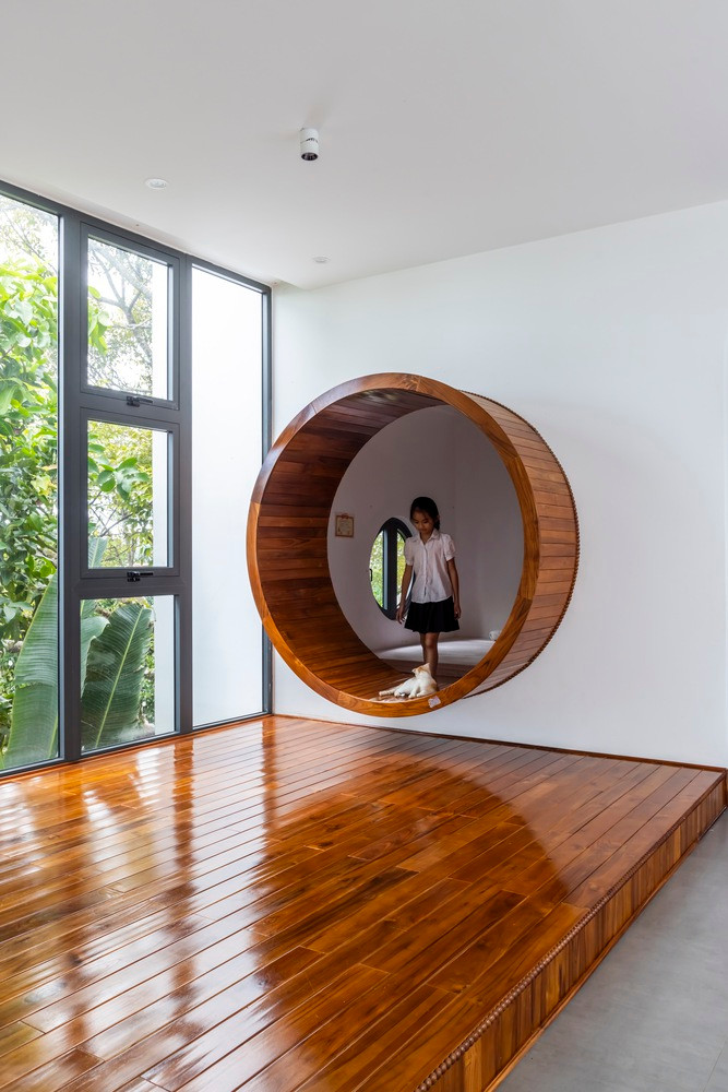 Vòng tròn gỗ lớn tạo ra khu vực riêng tư nơi trẻ có thể chơi hoặc đọc sách. Ảnh: Hiroyuki Oki