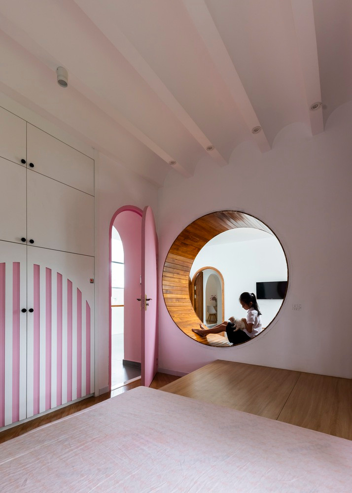 Phòng ngủ của bé gái tràn đầy năng lượng với tông màu hồng và trắng nhẹ nhàng, mang lại cảm giác vui tươi. Ảnh: Hiroyuki Oki
