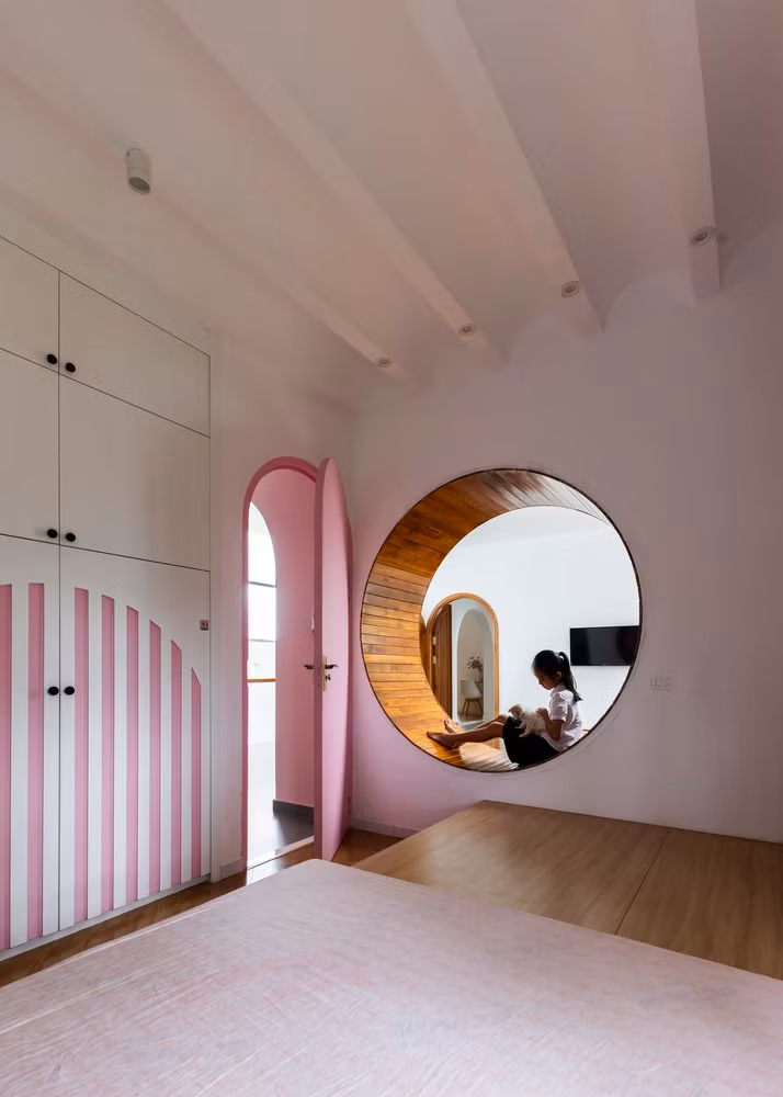 Phòng ngủ của bé gái tràn đầy năng lượng với tông màu hồng và trắng nhẹ nhàng, mang lại cảm giác vui tươi. Ảnh: Hiroyuki Oki