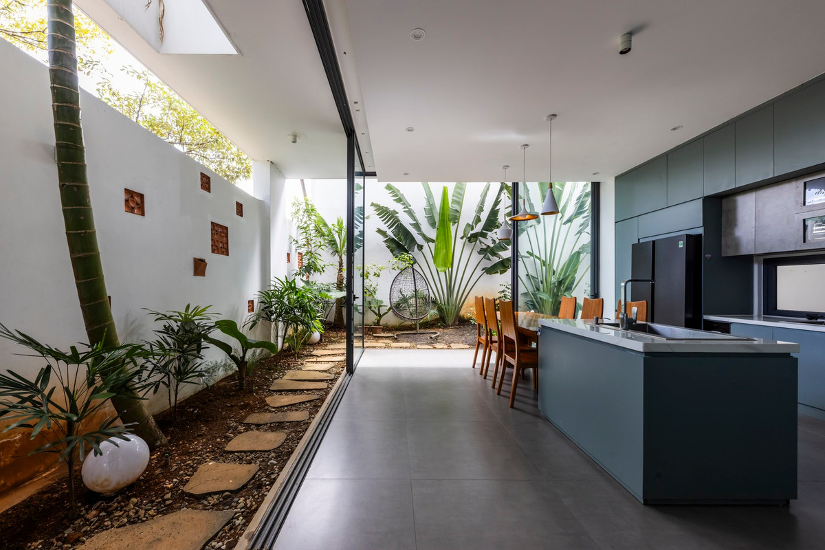 Nhà bếp sử dụng tông màu trung tính và màu xanh lam nhẹ nhàng tạo nên bầu không khí hài hòa, mang đến cảm giác nhẹ nhàng nhưng hiện đại. Ảnh: Hiroyuki Oki