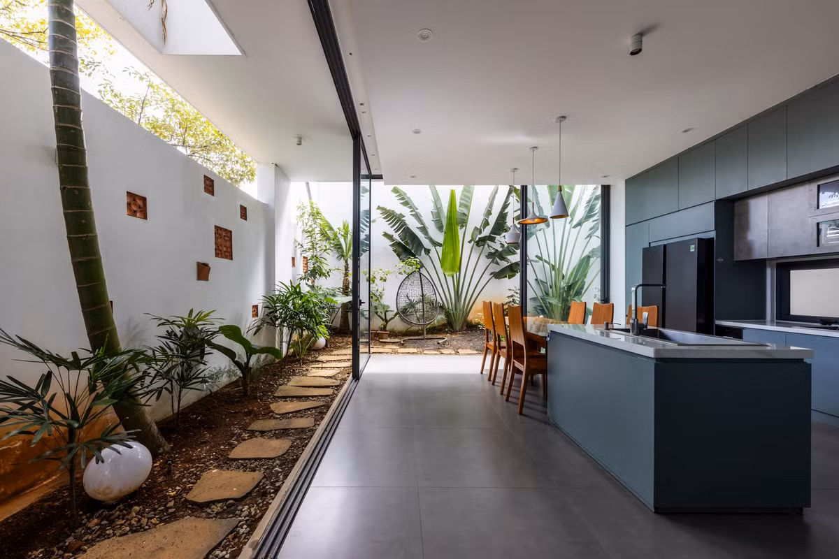 Nhà bếp sử dụng tông màu trung tính và màu xanh lam nhẹ nhàng tạo nên bầu không khí hài hòa, mang đến cảm giác nhẹ nhàng nhưng hiện đại. Ảnh: Hiroyuki Oki