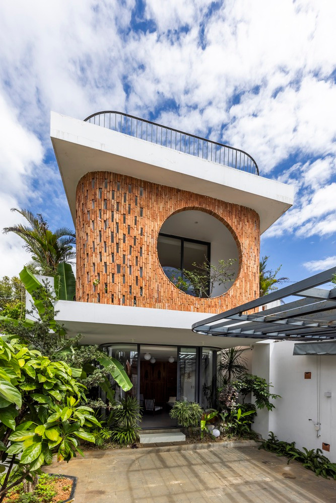 Sự độc đáo của thiết kế nằm ở mặt tiền, với việc sử dụng các bức tường gạch lộ thiên có các khoảng hở nhỏ. Bức tường này không chỉ toát lên vẻ đẹp mộc mạc và tự nhiên mà còn cho phép không khí và ánh sáng lưu thông. Ảnh: Hiroyuki Oki