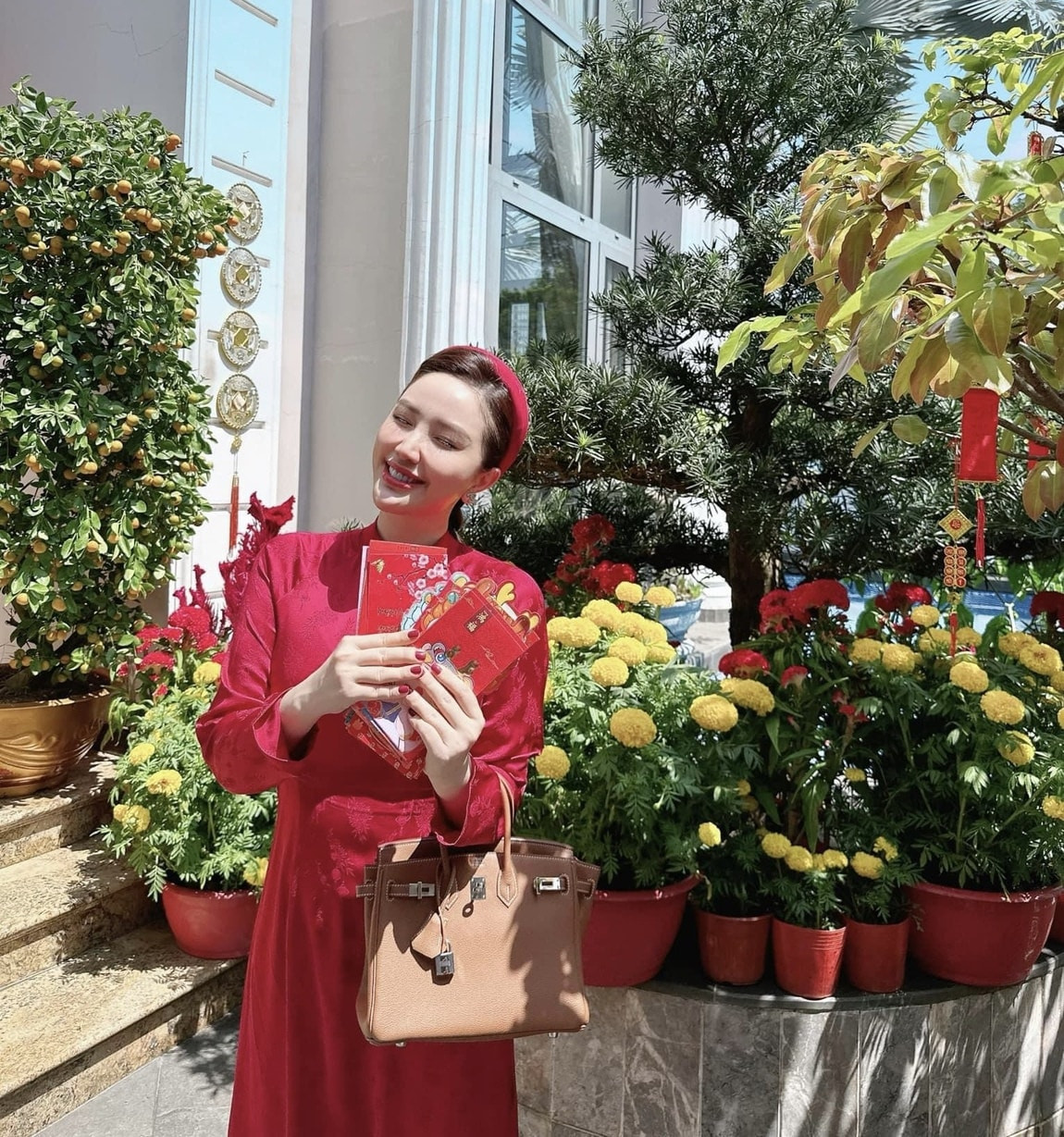 Nữ ca sĩ còn trồng cây xanh và hoa đủ màu sắc trong sân vườn. Ảnh: FBNV