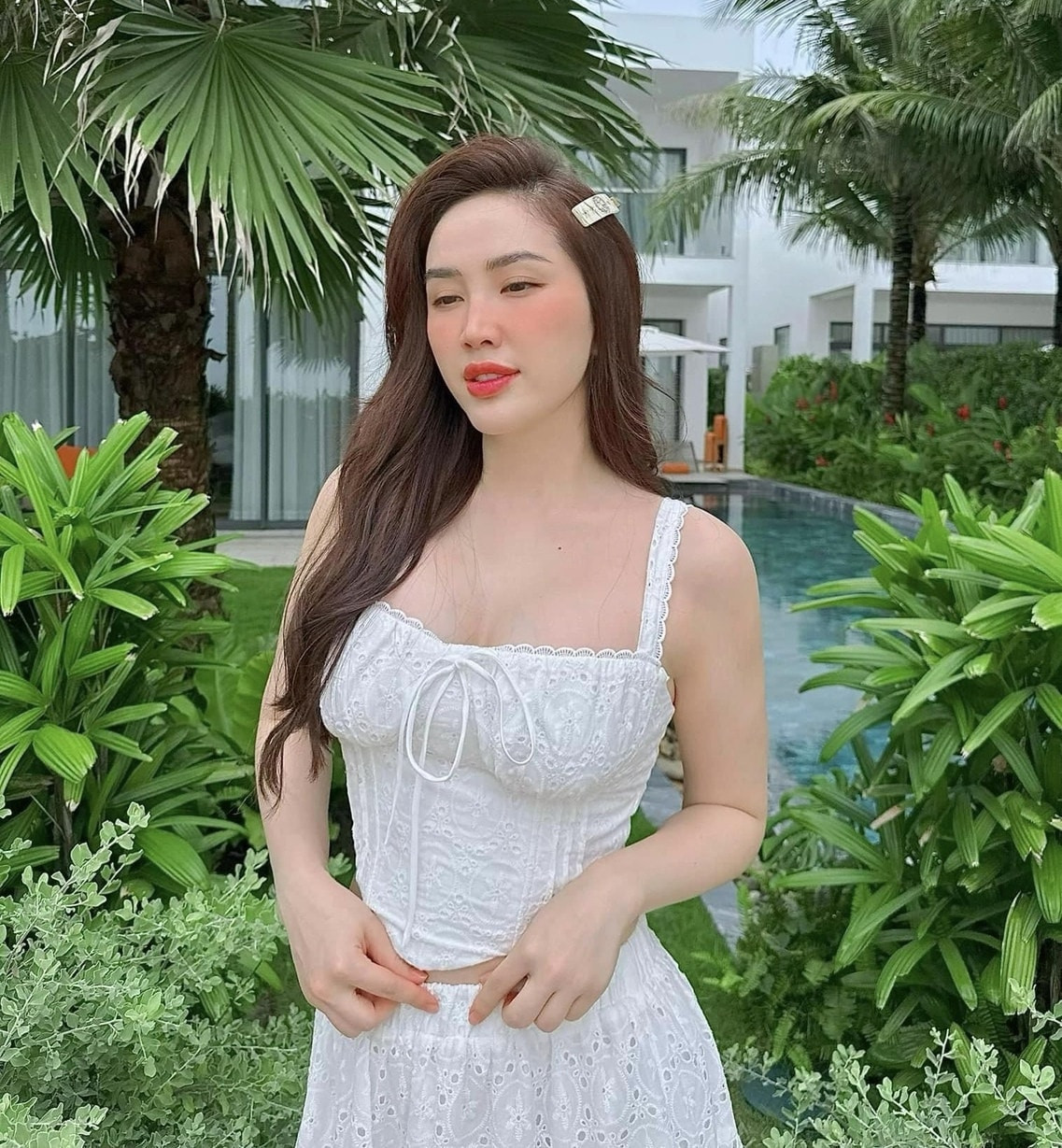 Bể bơi rộng phục vụ việc nghỉ ngơi và thư giãn của gia đình. Ảnh: FBNV