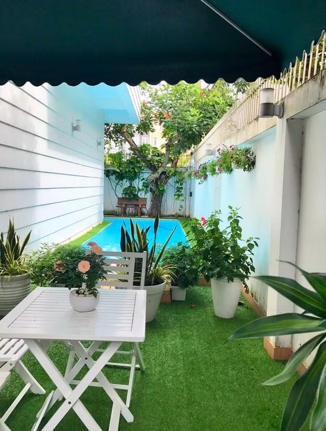 Trong khuôn viên biệt thự còn có bể bơi. Ảnh: FBNV