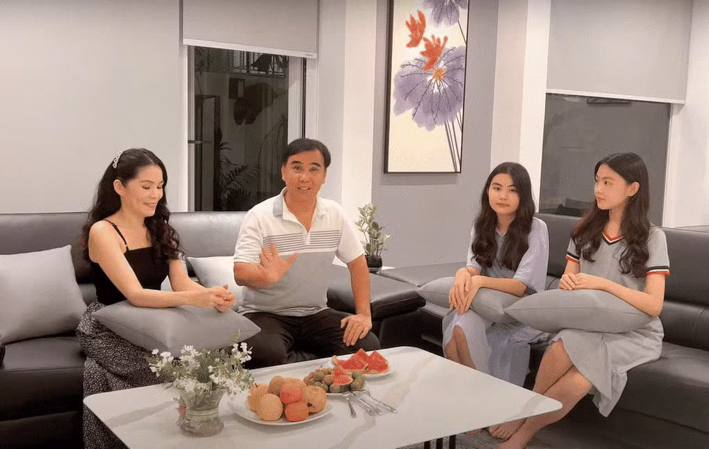 Mới đây, Hạt Dẻ - con gái út MC Quyền Linh khiến người hâm mộ bất ngờ khi đăng tải vlog mới nhất, khoe một góc trong căn biệt thự 21 tỷ của gia đình tại Quận 7. Ảnh chụp màn hình