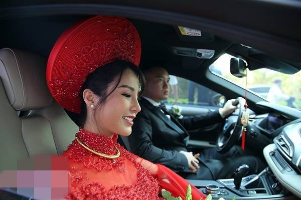 Năm 2018, trong lễ cưới với Diệp Lâm Anh, Đức Phạm tự tay lái siêu xe thế thao hybrid BMW i8 để rước nàng về dinh. Ảnh: Vietnamnet