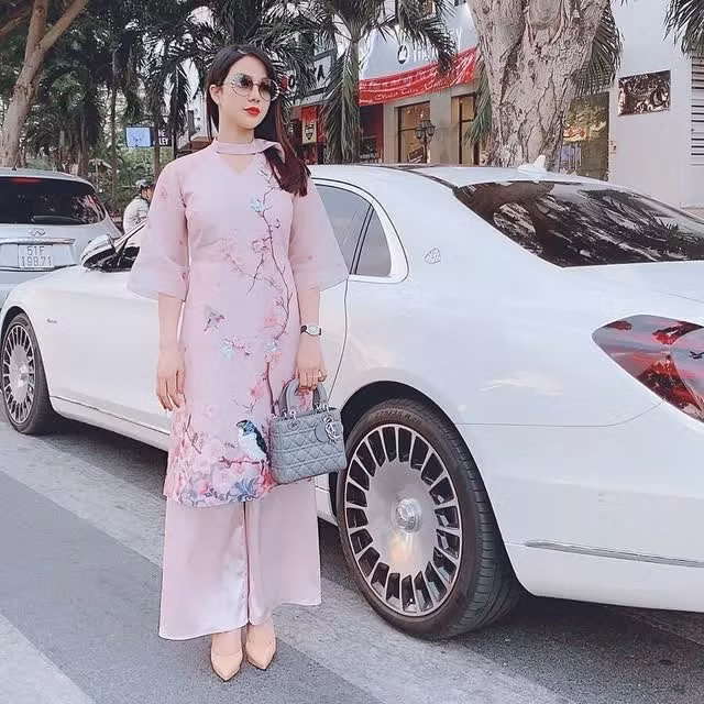 Thiếu gia Đức Phạm từng mạnh tay sắm chiếc Mercedes-Benz S450 Maybach. Tuy nhiên, chiếc xe đã được sang tên chủ nhân mới chỉ hơn 1 năm sau đó. Ảnh: ĐSPL