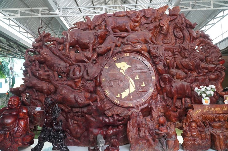 Nhất Long Giang được chế tác từ gốc cây dầu nguyên khối khổng lồ, dài 6m, rộng 4m và nặng hơn 10 tấn. Ảnh: Người đưa tin