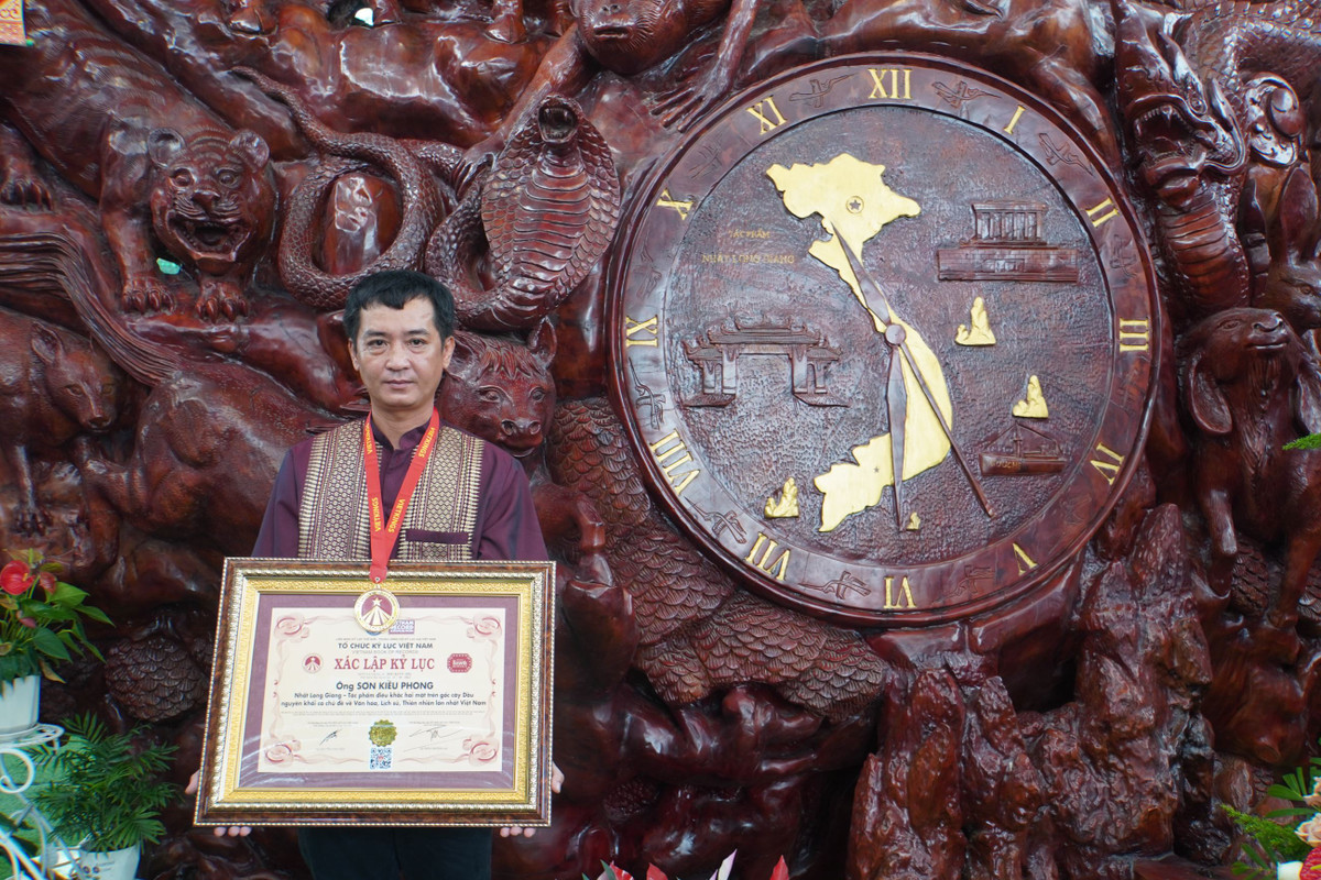 Năm 2024, Nhất Long Giang tiếp tục được Tổ chức Kỷ lục châu Á (ABR) xác lập "Tác phẩm điêu khắc hai mặt trên gốc cây dầu nguyên khối, chủ đề về văn hóa, lịch sử, thiên nhiên đạt giá trị kỷ lục độc bản châu Á". Ảnh: VietKings